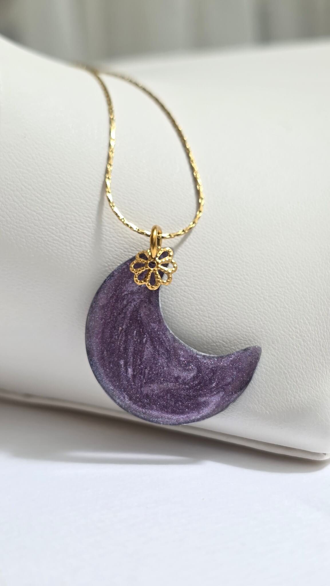 Κολιε με φεγγαρι μωβ ιριδιζον