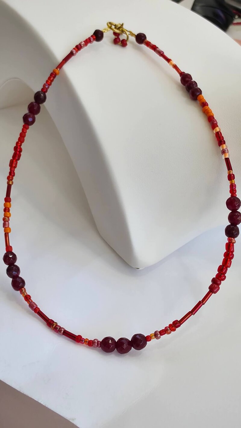 Κολιέ με ημιπολίτιμες κόκκινες χάντρες