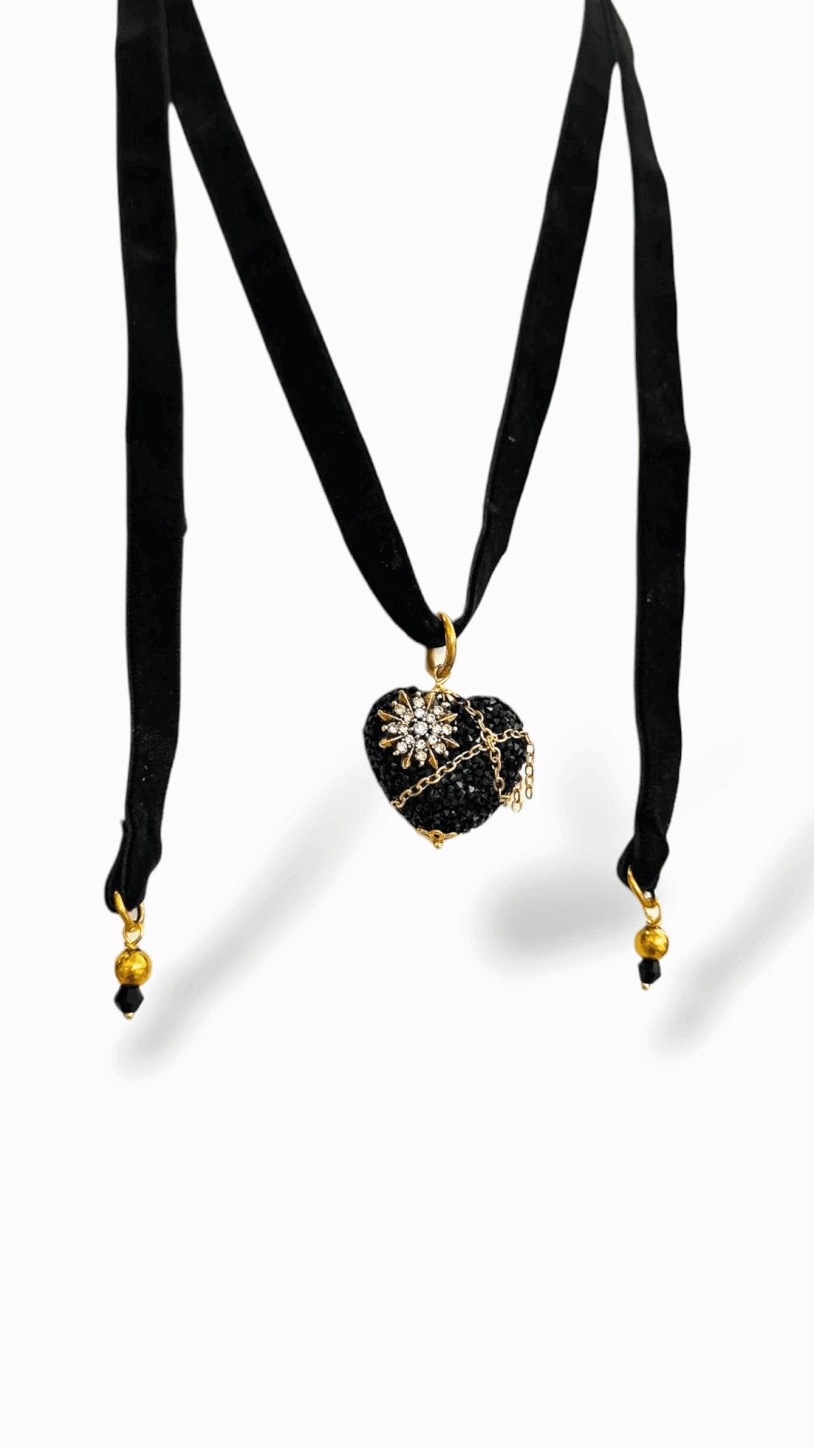 Μαύρο βελούδινο κολιέ με κρεμαστή καρδιά και ατσάλινο κούμπωμα – χειροποίητο minimal κόσμημα