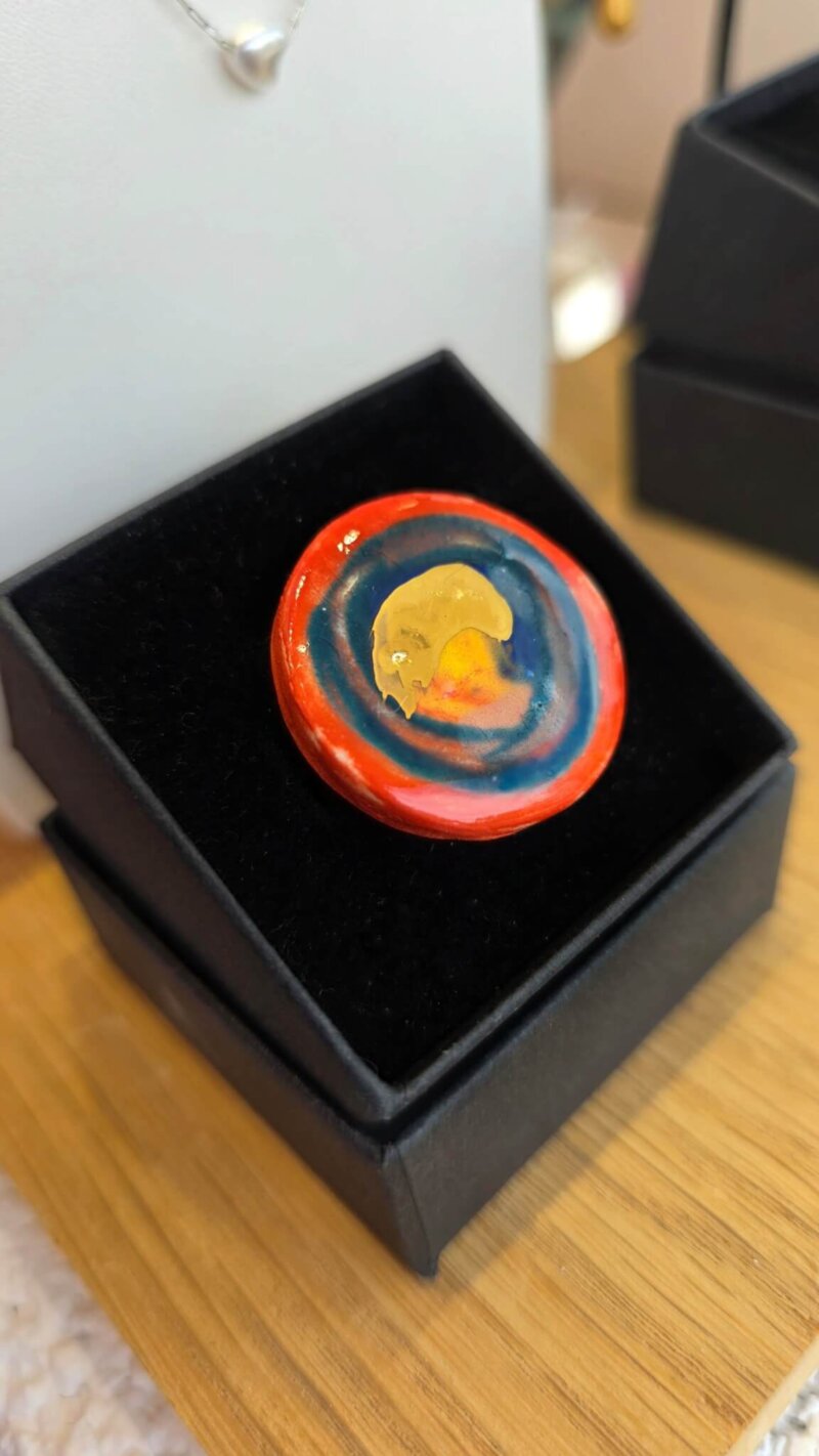 Χειροποίητο κεραμικό δαχτυλίδι με υγρό χρυσό και πολύχρωμες πινελιές