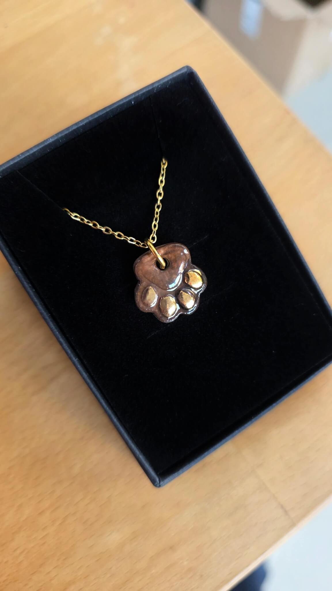 Χειροποίητο κεραμικό κολιέ με animal footprint σε καφέ χρώμα και λεπτομέρειες υγρού χρυσού 8%