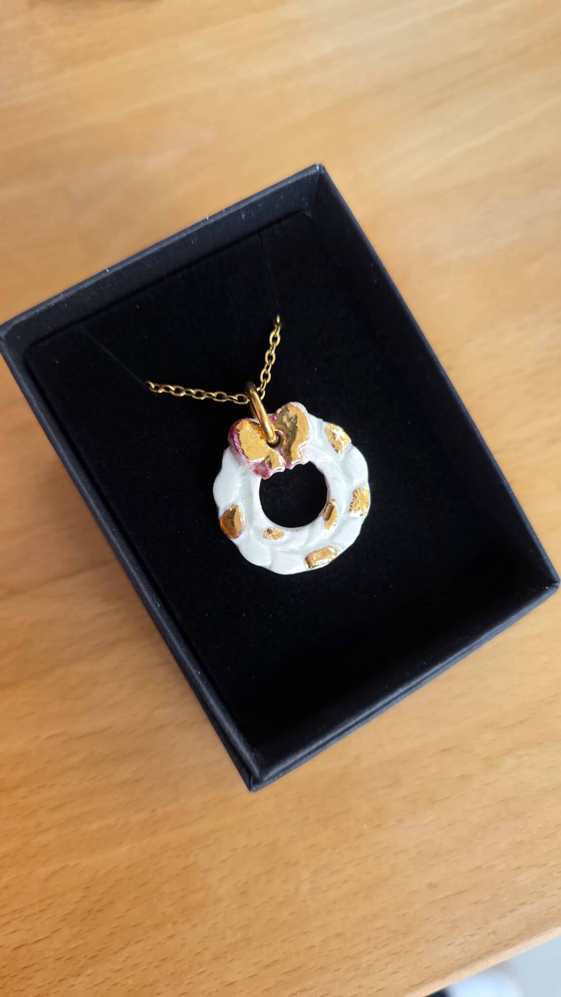 Χειροποίητο κεραμικό κολιέ με φιόγκο και λεπτομέρειες υγρού χρυσού 8%