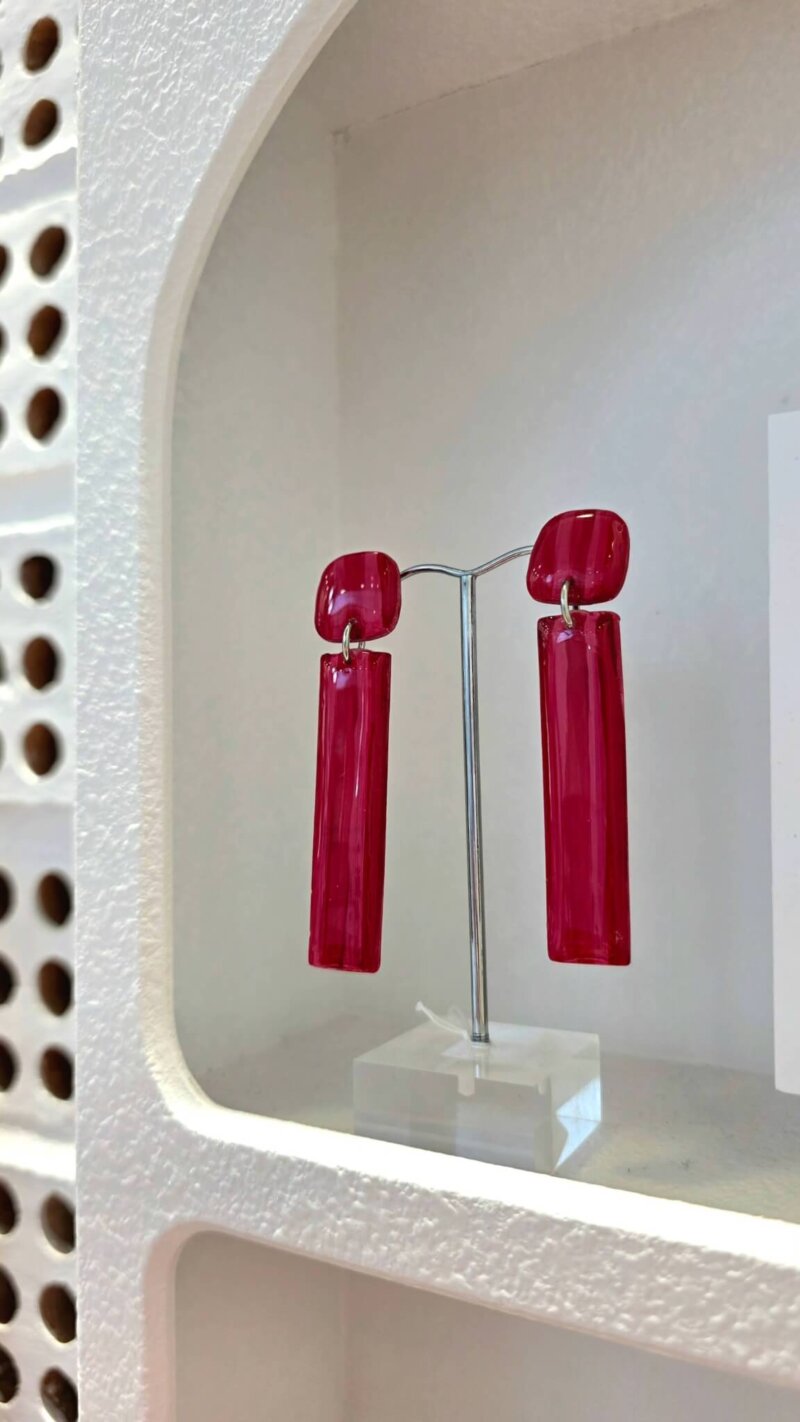 Μακριά σκουλαρίκια από πολυμερικό πηλό “Bold Shapes” σε βυσσινί-ροζ αποχρώσεις