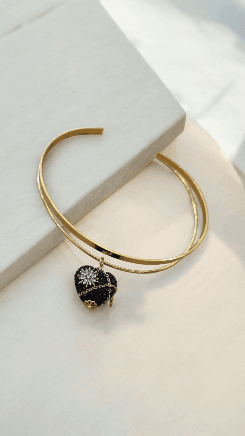 Ατσάλινη λαιμαριά με κρεμαστή καρδιά με στρας – κομψό χειροποίητο κολιέ από ατσάλι