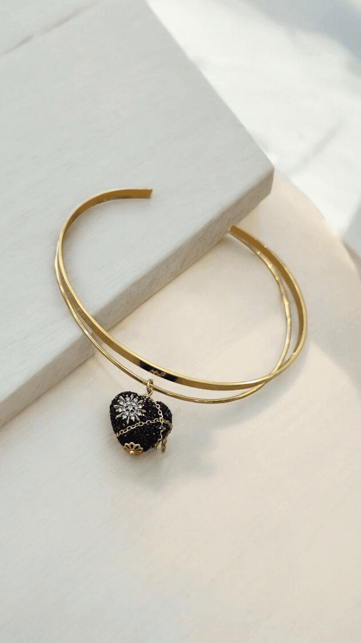 Ατσάλινη λαιμαριά με κρεμαστή καρδιά με στρας – κομψό χειροποίητο κολιέ από ατσάλι