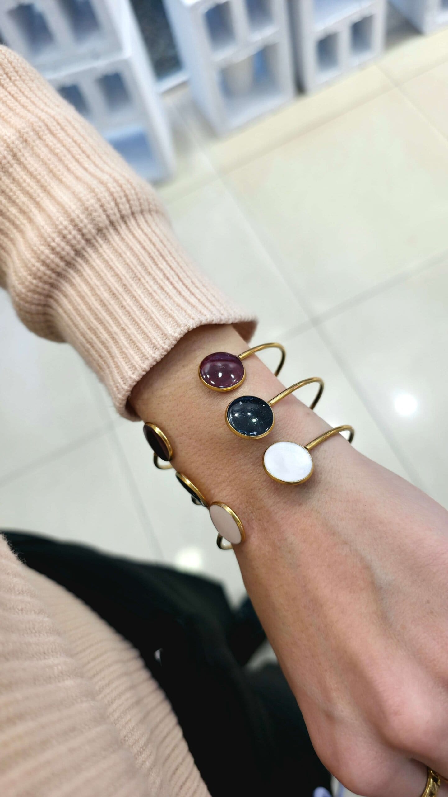 Ατσάλινο βραχιόλι χειροπέδα με στρογγυλά μοτίφ – πράσινο, λευκό, μπορντό ή μαύρο, επιλογή χρώματος