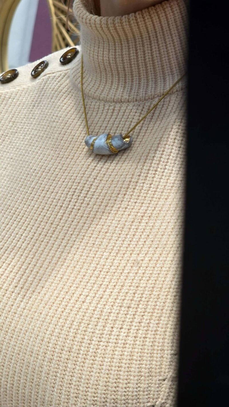 Κεραμικό κολιέ “Κρουασάν” σε λευκό με χρυσές λεπτομέρειες 8% – χειροποίητο σε ατσάλινη αλυσίδα