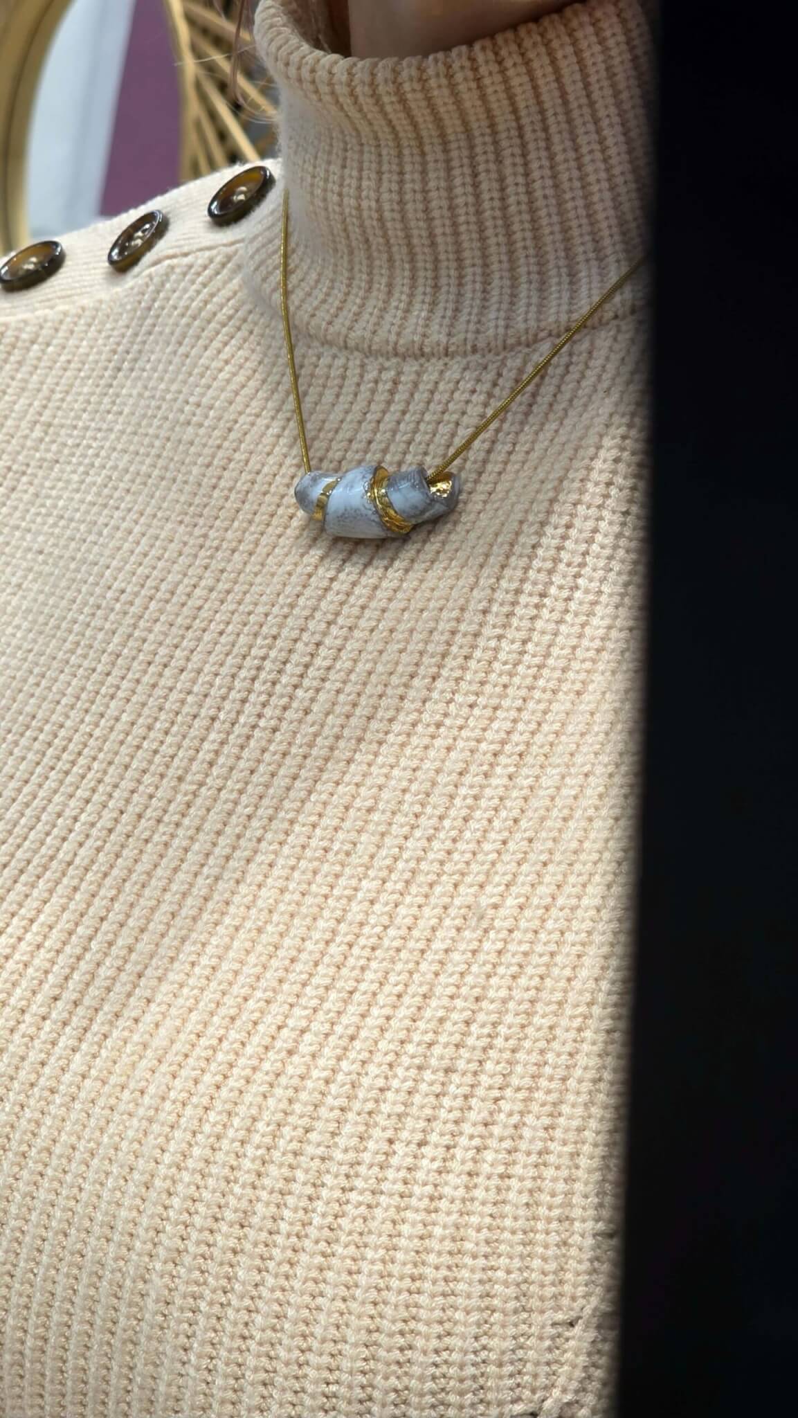 Κεραμικό κολιέ “Κρουασάν” σε λευκό με χρυσές λεπτομέρειες 8% – χειροποίητο σε ατσάλινη αλυσίδα