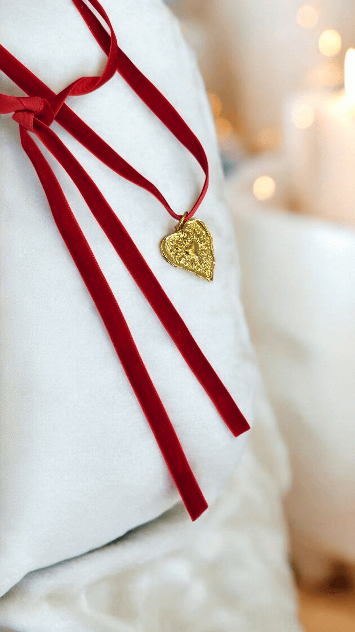 Κολιέ “Ατσάλινη Καρδιά” σε κόκκινη βελούδινη κορδέλα