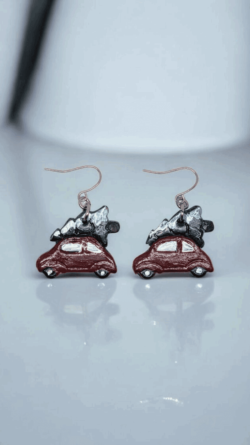 Κρεμαστά σκουλαρίκια “Αμαξάκια με έλατο” από πολυμερικό πηλό