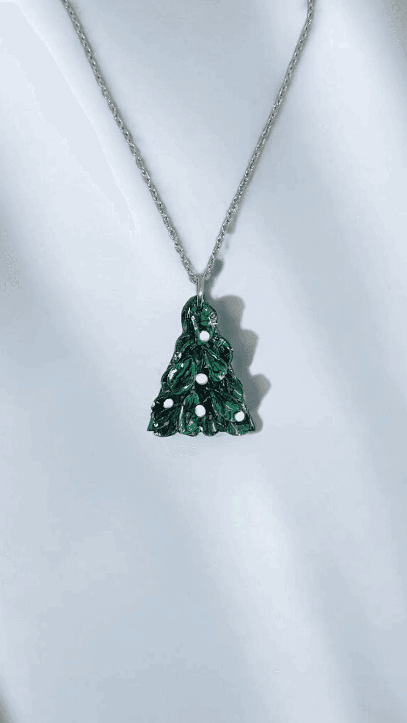 Χριστουγεννιάτικο κολιέ με δεντράκι από πολυμερικό πηλό σε πράσινο με λευκές λεπτομέρειες και ατσάλινη αλυσίδα