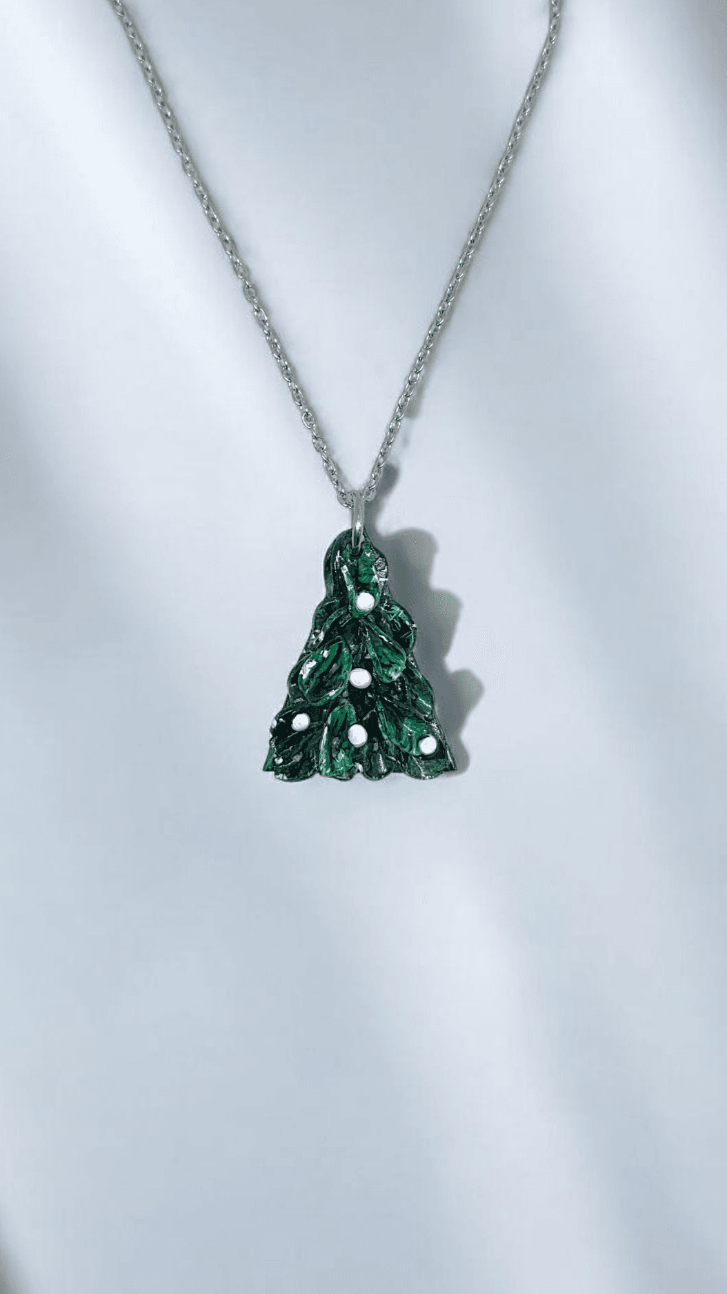 Χριστουγεννιάτικο κολιέ με δεντράκι από πολυμερικό πηλό σε πράσινο με λευκές λεπτομέρειες και ατσάλινη αλυσίδα