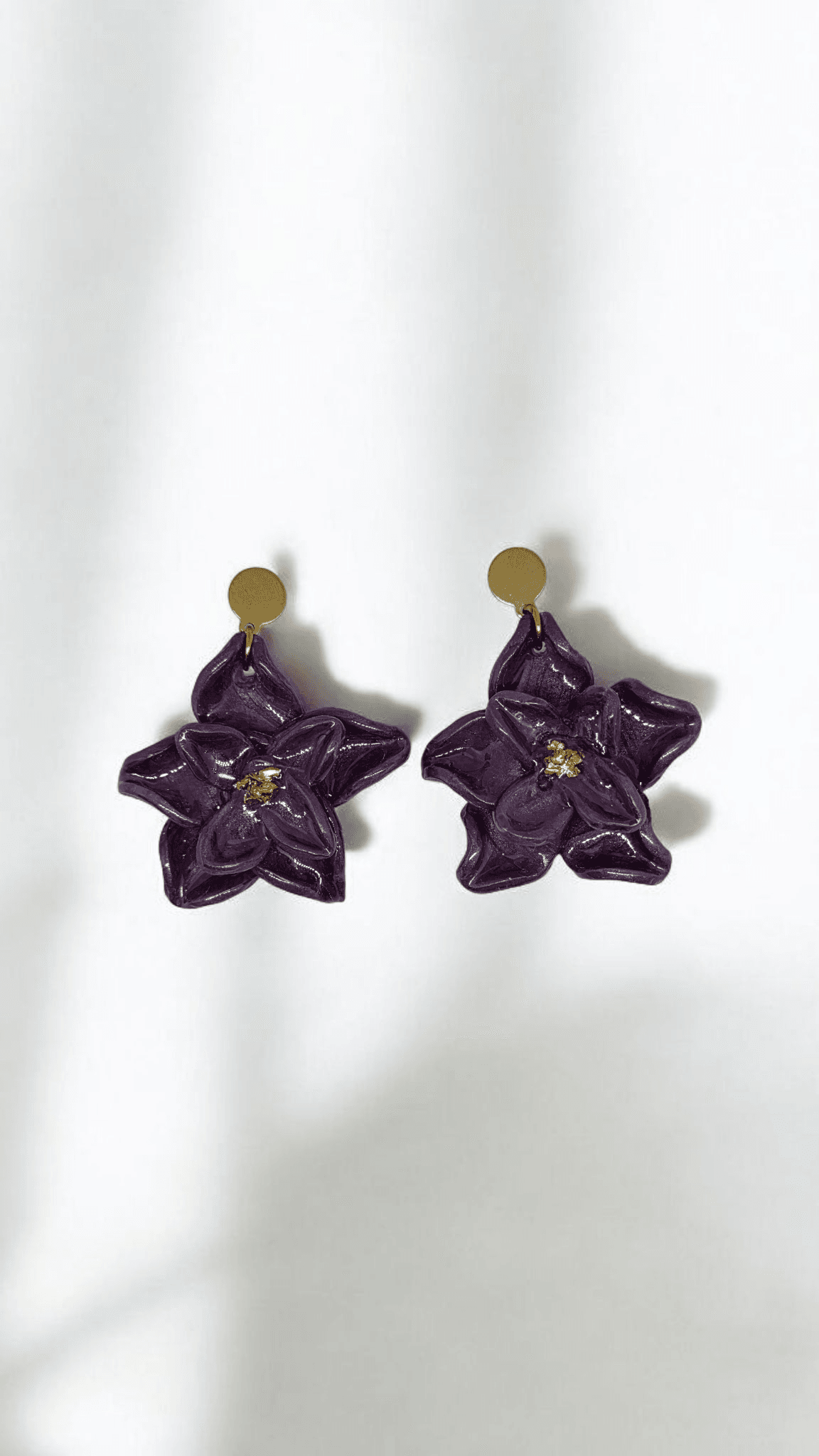 Καρφωτά σκουλαρίκια μωβ λουλούδι με χρυσές γυάλινες λεπτομέρειες και επίχρυσα κουμπώματα