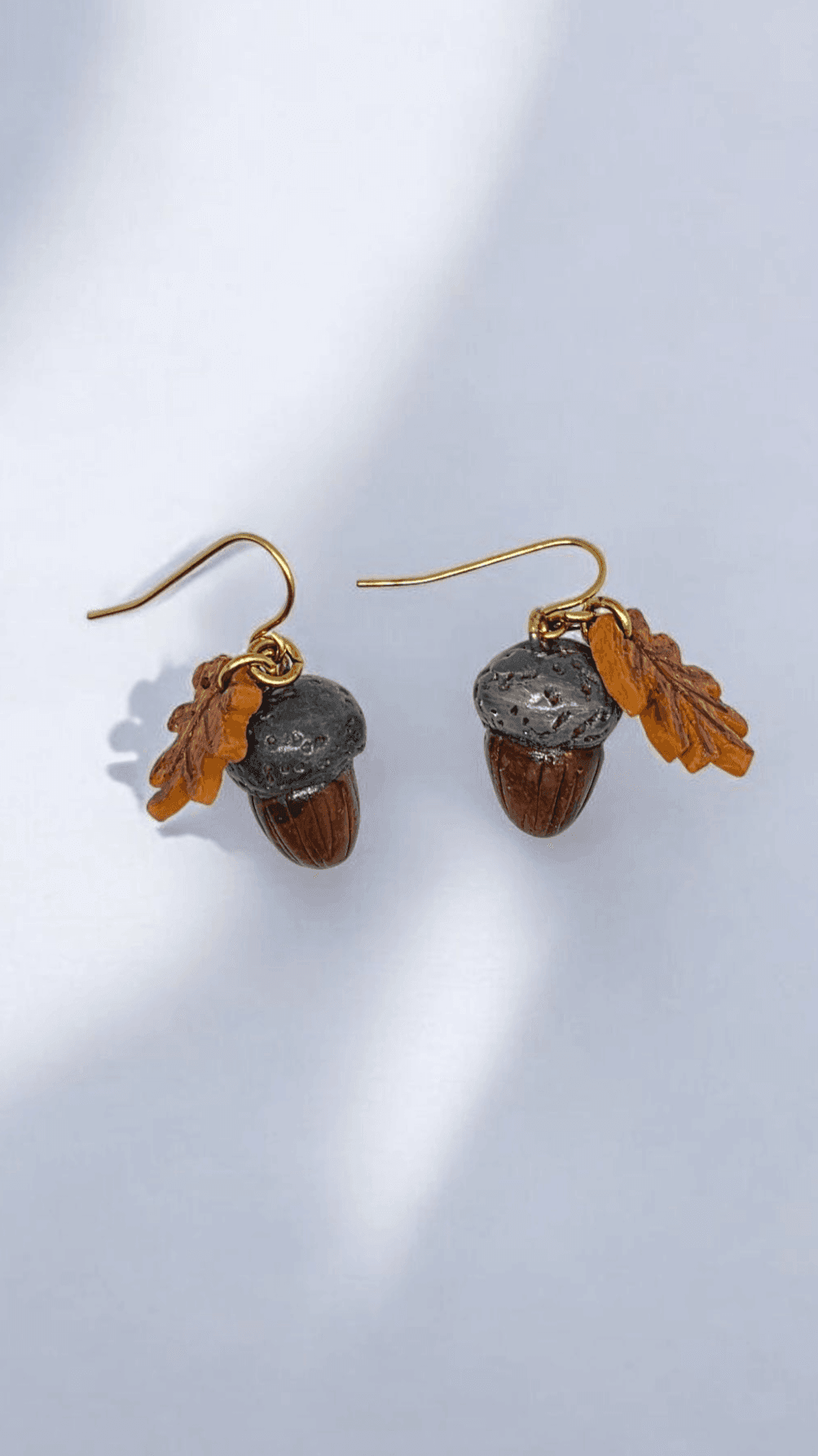 Χειροποίητα σκουλαρίκια βελανίδια με πορτοκαλί φυλλαράκια από πολυμερικό πηλό και ατσάλινους γάντζους