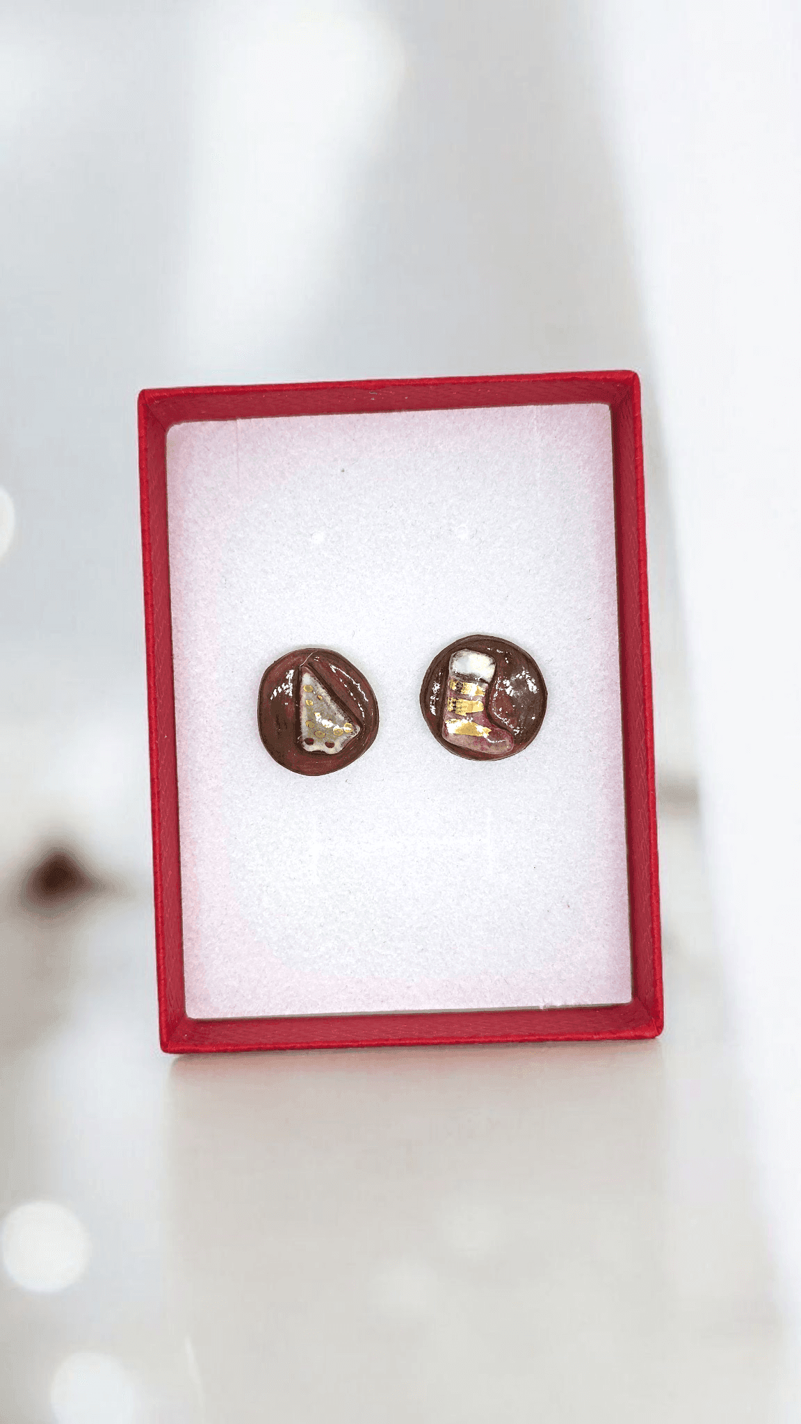 Χειροποίητα κεραμικά σκουλαρίκια “Μπότα & Δεντράκι” με υγρό χρυσό 8% - Image 2