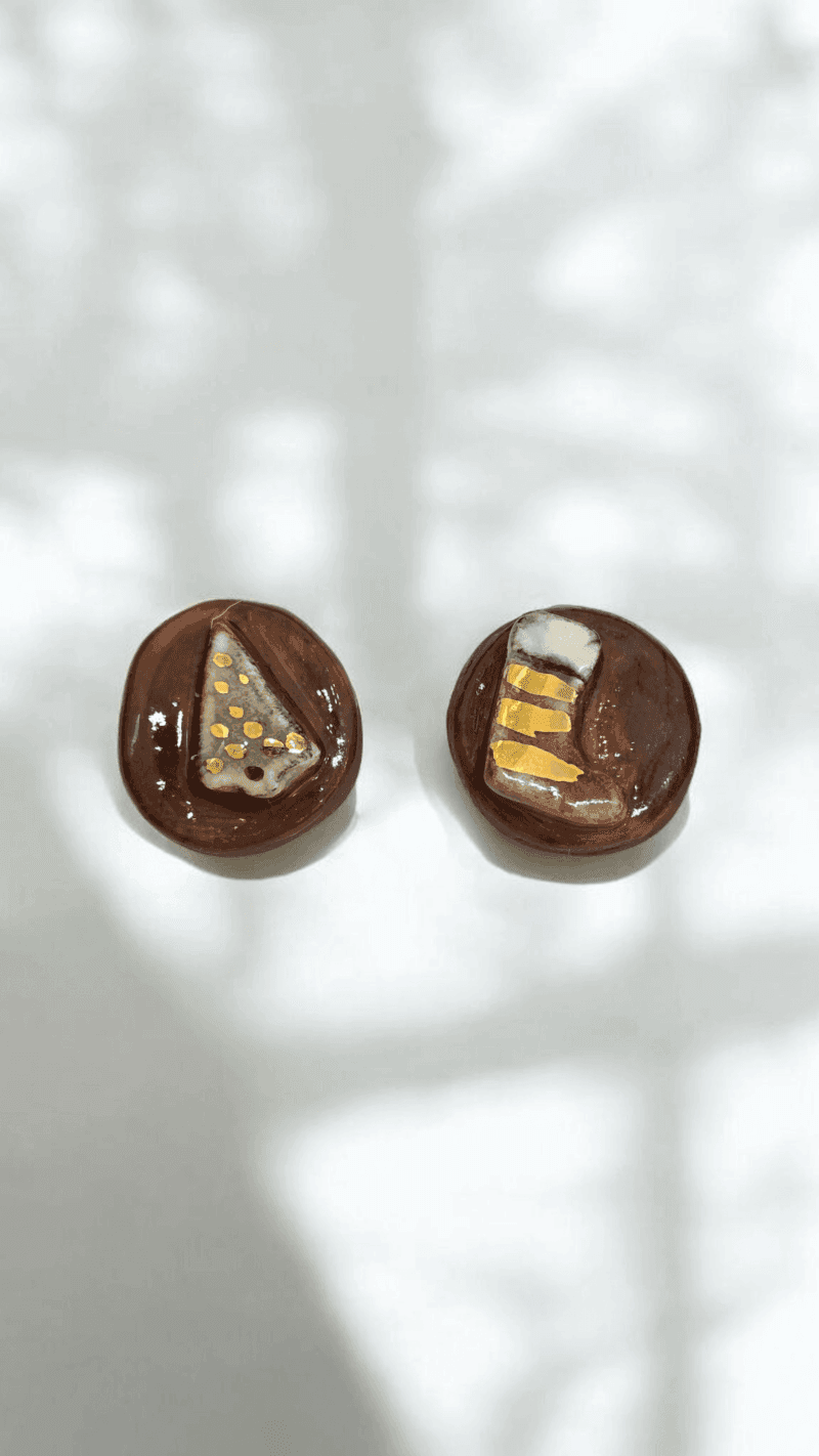 Χειροποίητα κεραμικά σκουλαρίκια “Μπότα & Δεντράκι” με υγρό χρυσό 8%