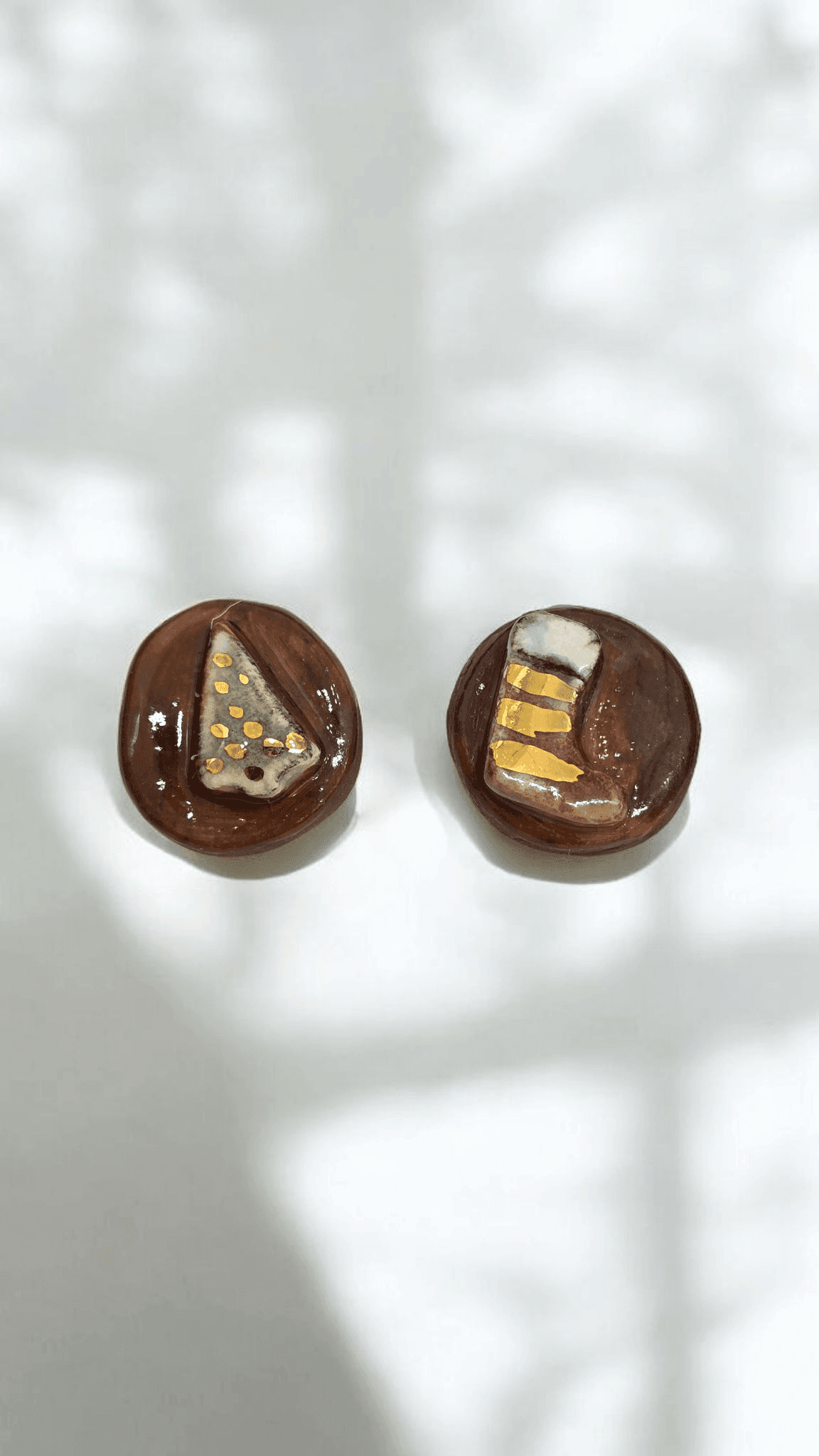 Χειροποίητα κεραμικά σκουλαρίκια “Μπότα & Δεντράκι” με υγρό χρυσό 8%
