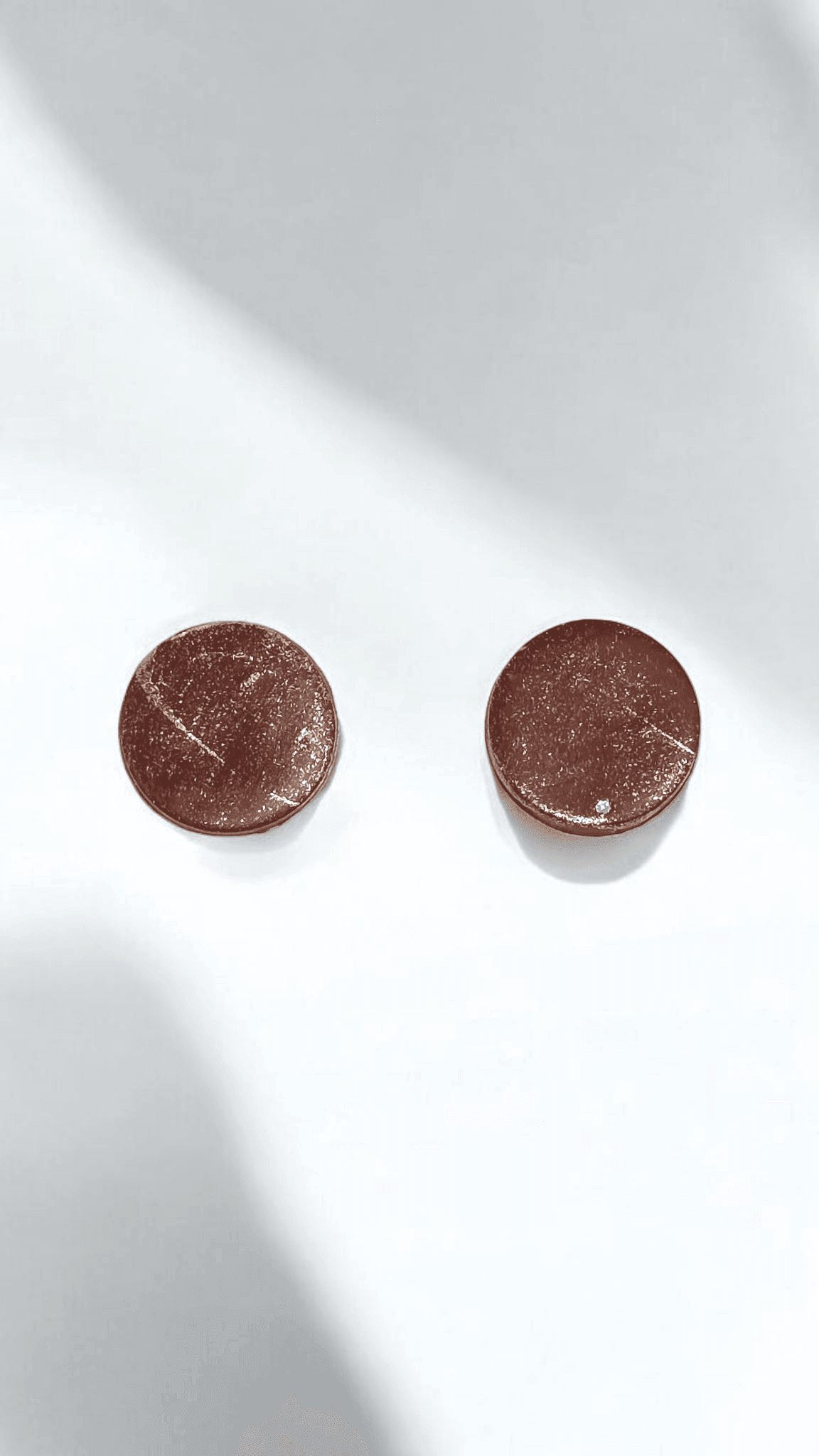 Καρφωτά σκουλαρίκια καφέ με διακριτική χρυσή λάμψη