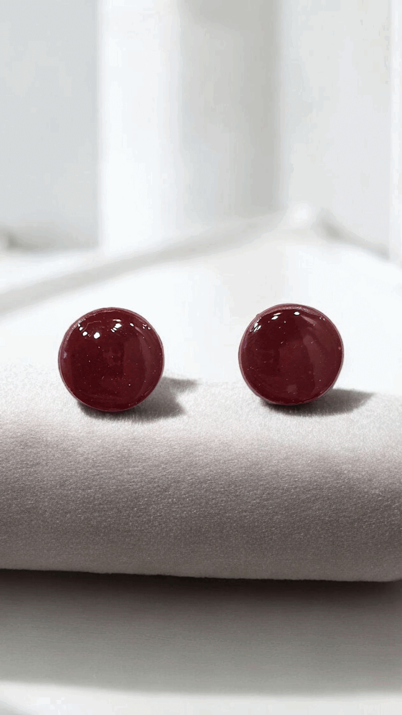 Καφέ καρφωτά σκουλαρίκια από πολυμερικό πηλό με υγρό γυαλί