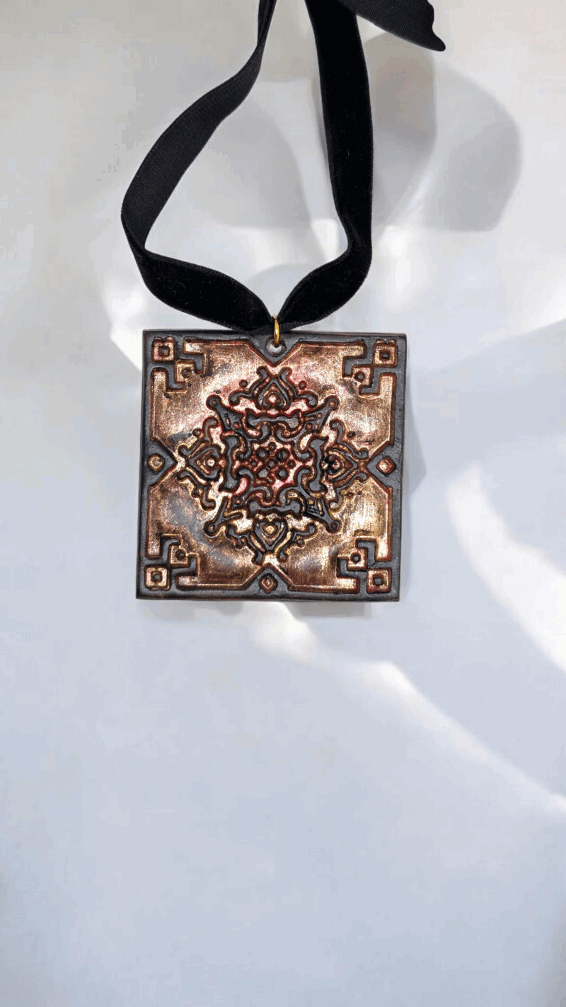 Κολιέ με μεγάλο τετράγωνο μοτίβο σε καφέ & μπρονζέ αποχρώσεις