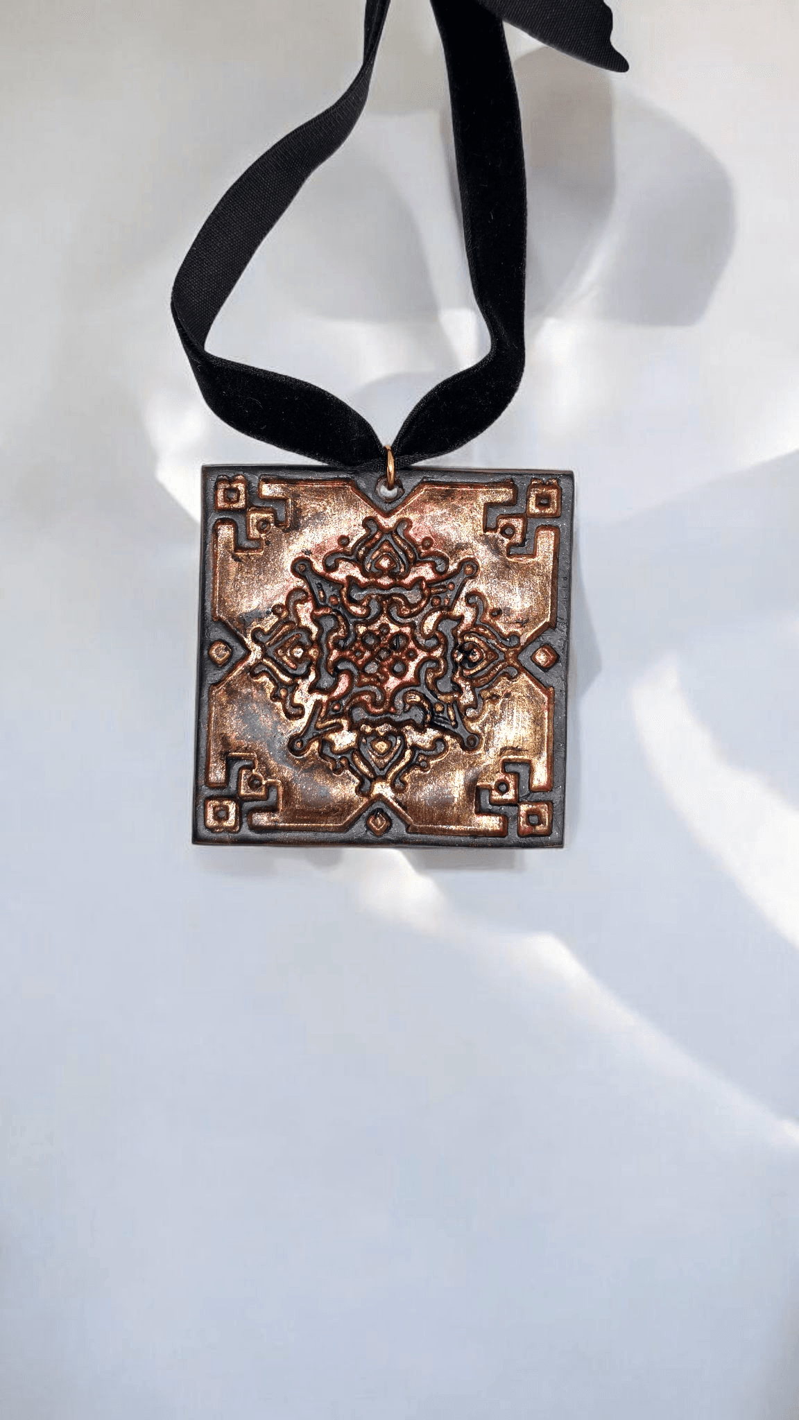 Κολιέ με μεγάλο τετράγωνο μοτίβο σε καφέ & μπρονζέ αποχρώσεις