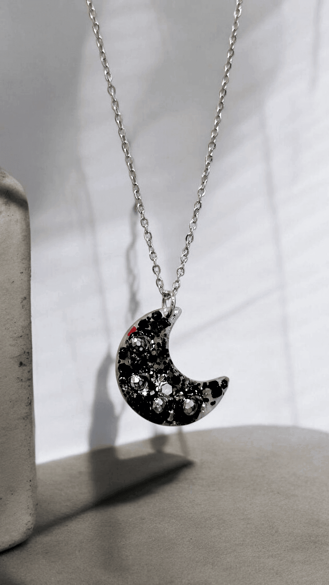 Χειροποίητο κολιέ φεγγάρι από υγρό γυαλί & αιματίτη