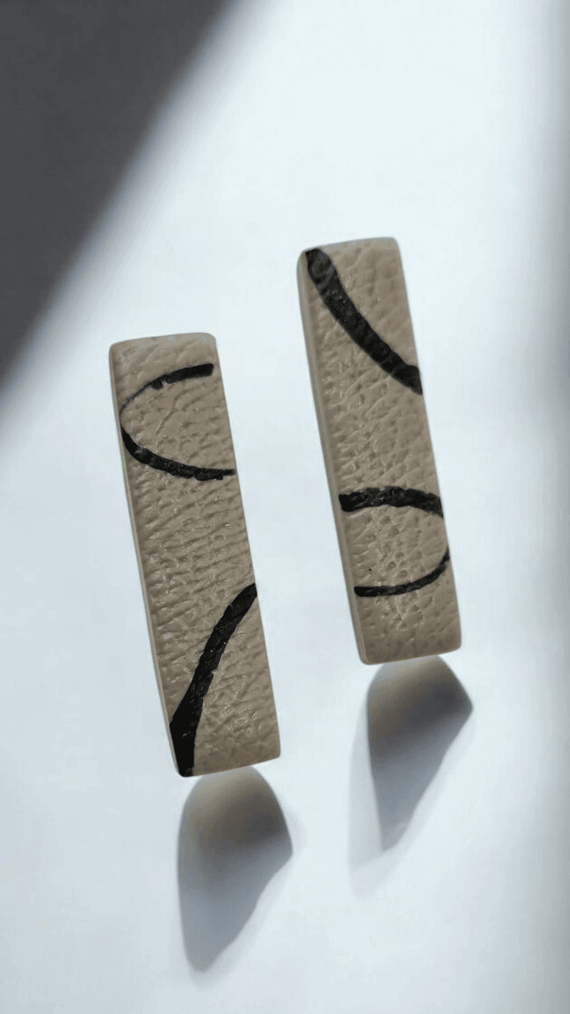 Χειροποίητα παραλληλόγραμμα σκουλαρίκια σε green-beige με μαύρες λεπτομέρειες