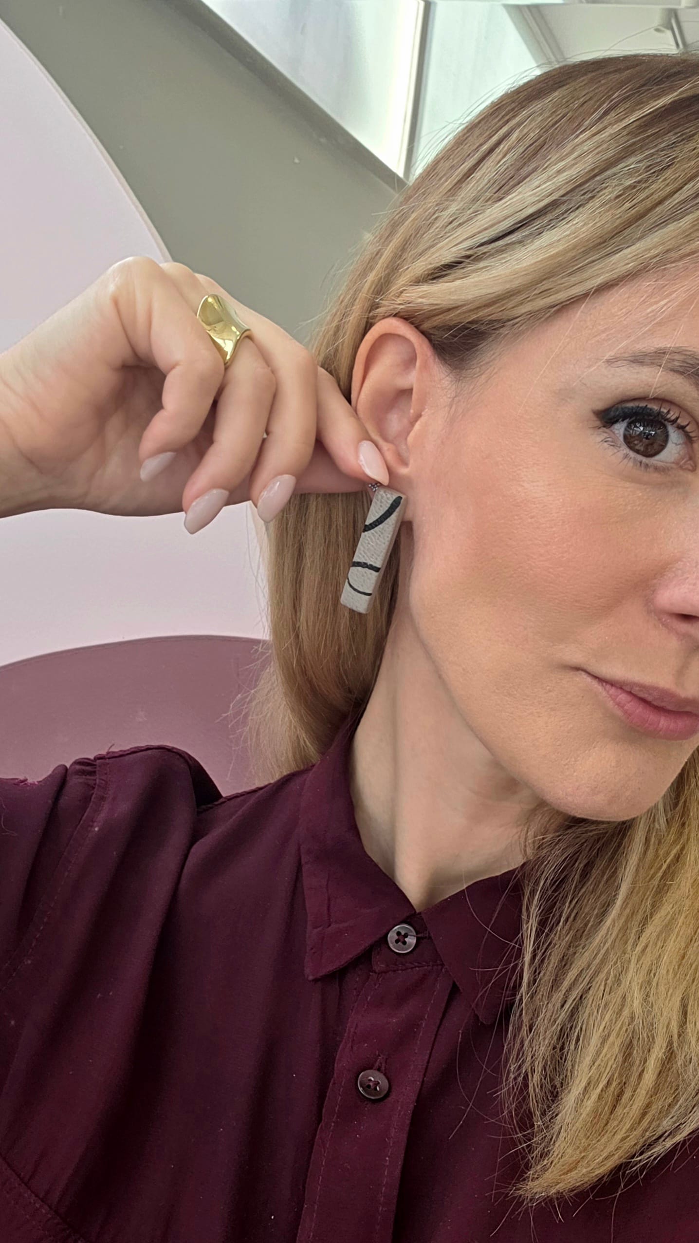 Χειροποίητα παραλληλόγραμμα σκουλαρίκια σε green-beige με μαύρες λεπτομέρειες - Image 2