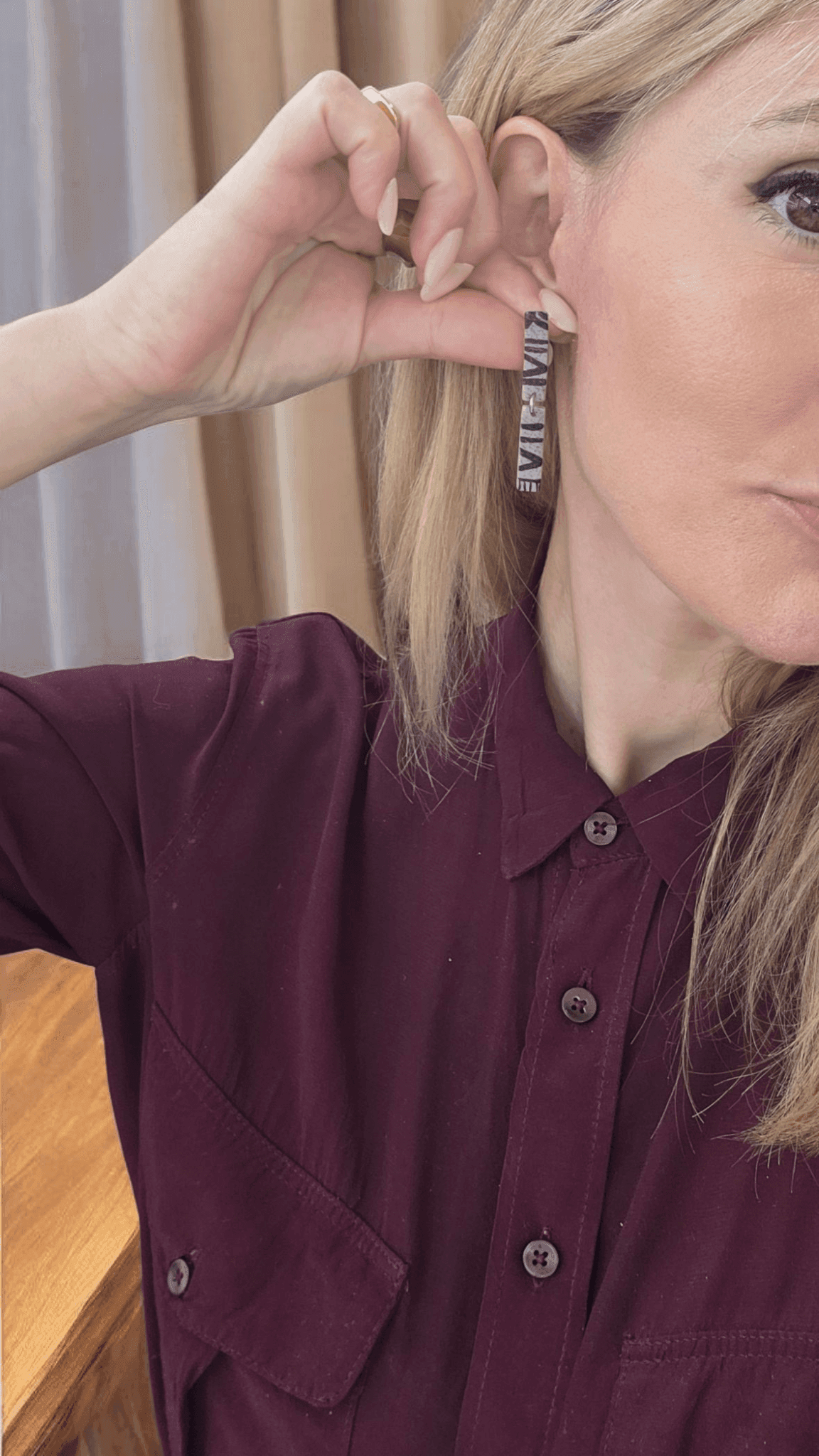 Χειροποίητα διπλά παραλληλόγραμμα σκουλαρίκια green-beige με μαύρες λεπτομέρειες - Image 2