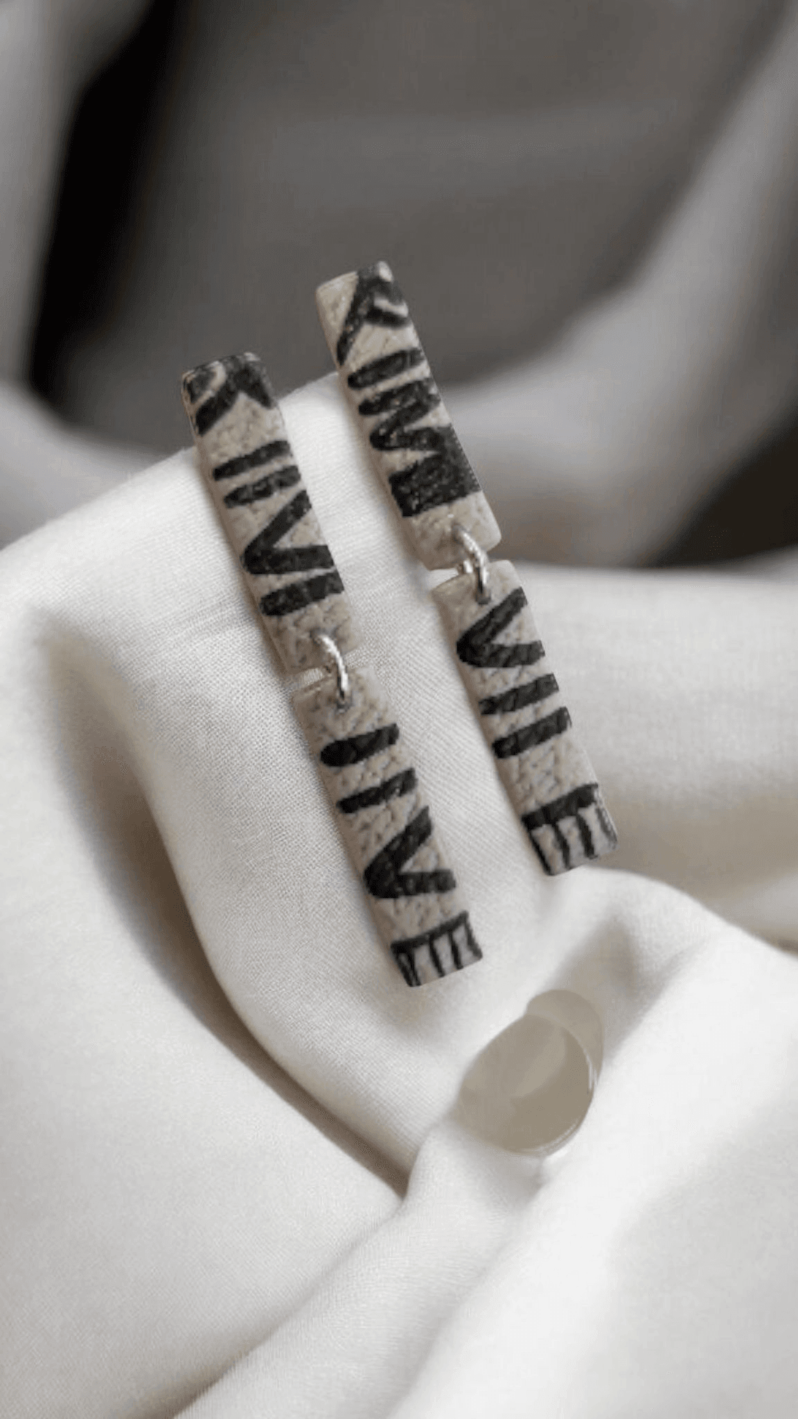 Χειροποίητα διπλά παραλληλόγραμμα σκουλαρίκια green-beige με μαύρες λεπτομέρειες