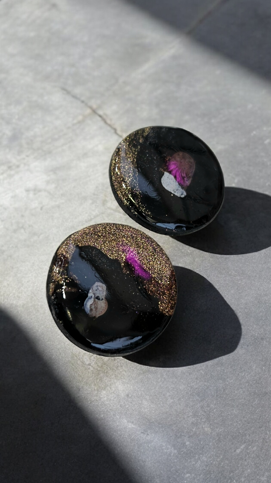 Στρογγυλά σκουλαρίκια μαύρα με χρυσό