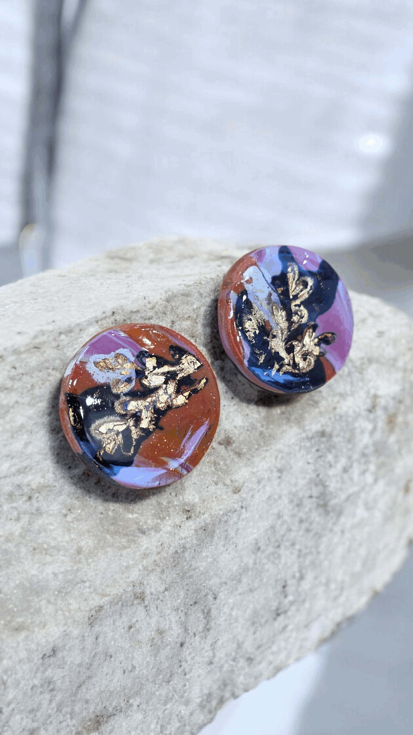 Στρογγυλά σκουλαρίκια με χρυσές λεπτομέρειες