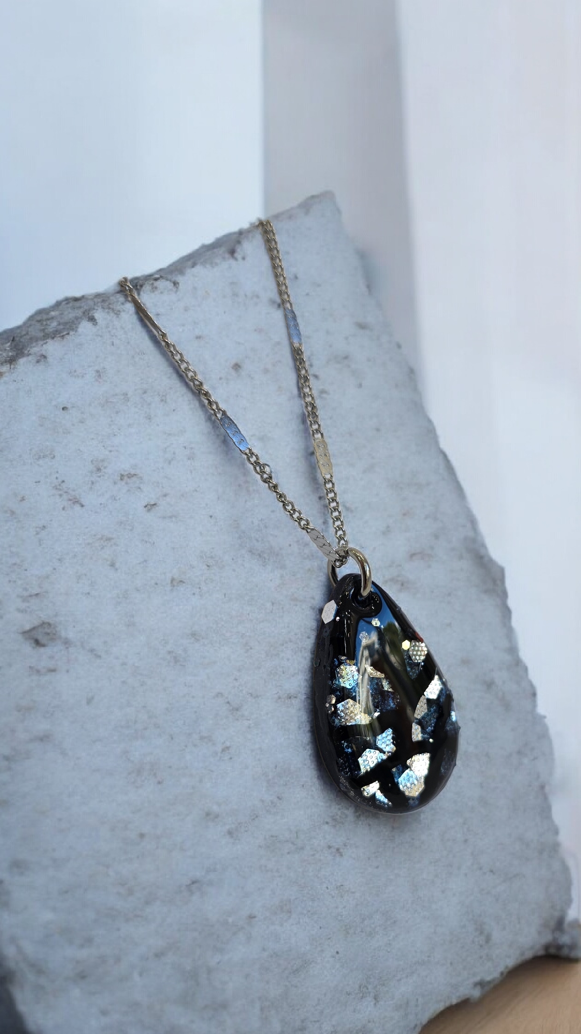 Μαύρο κολιέ σταγόνα