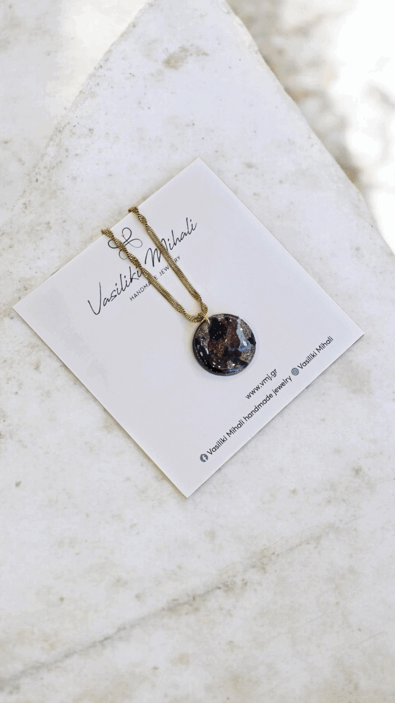 Κολιέ από πηλό με στρόγγυλο μοτιφ