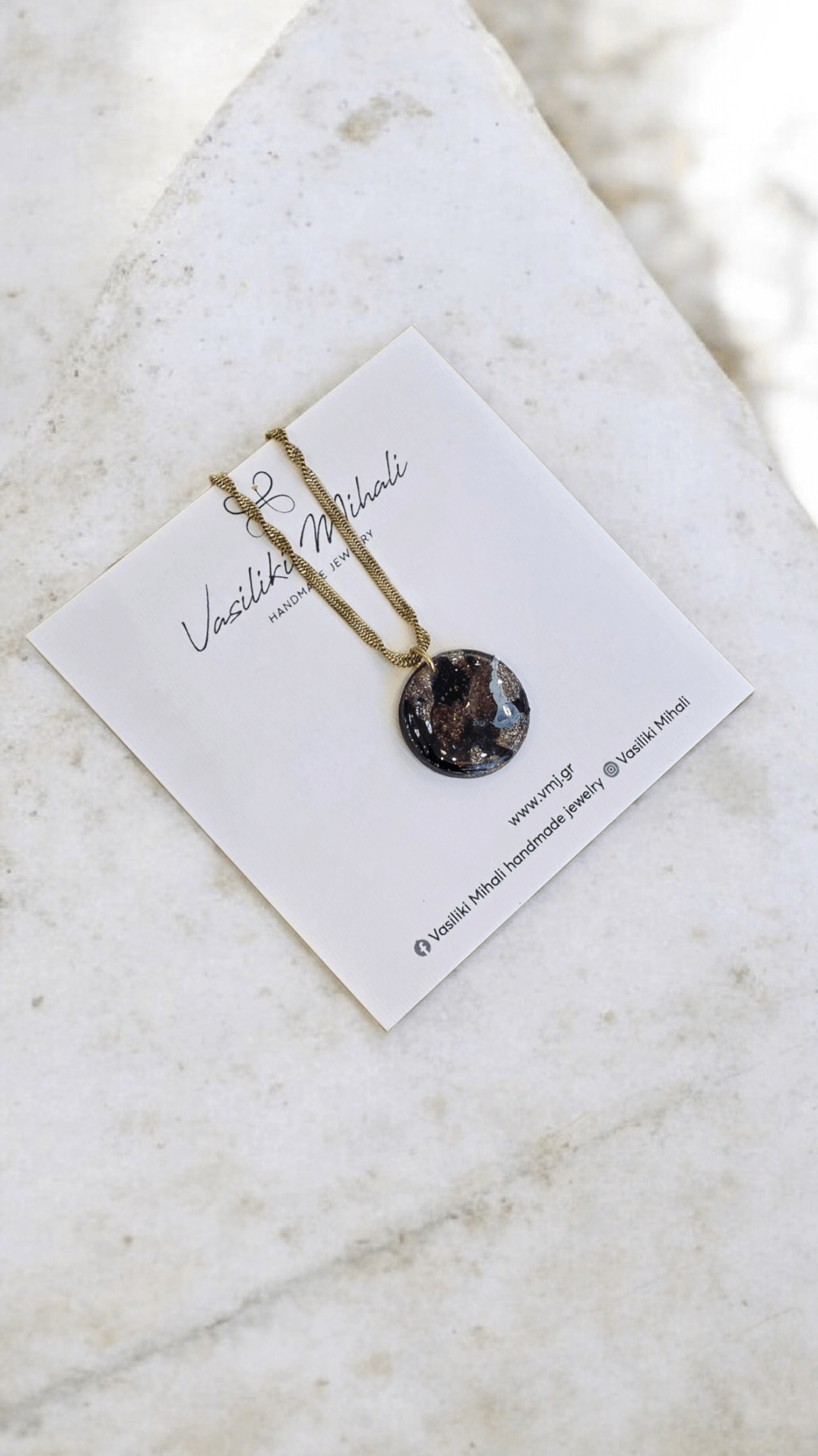 Κολιέ από πηλό με στρόγγυλο μοτιφ