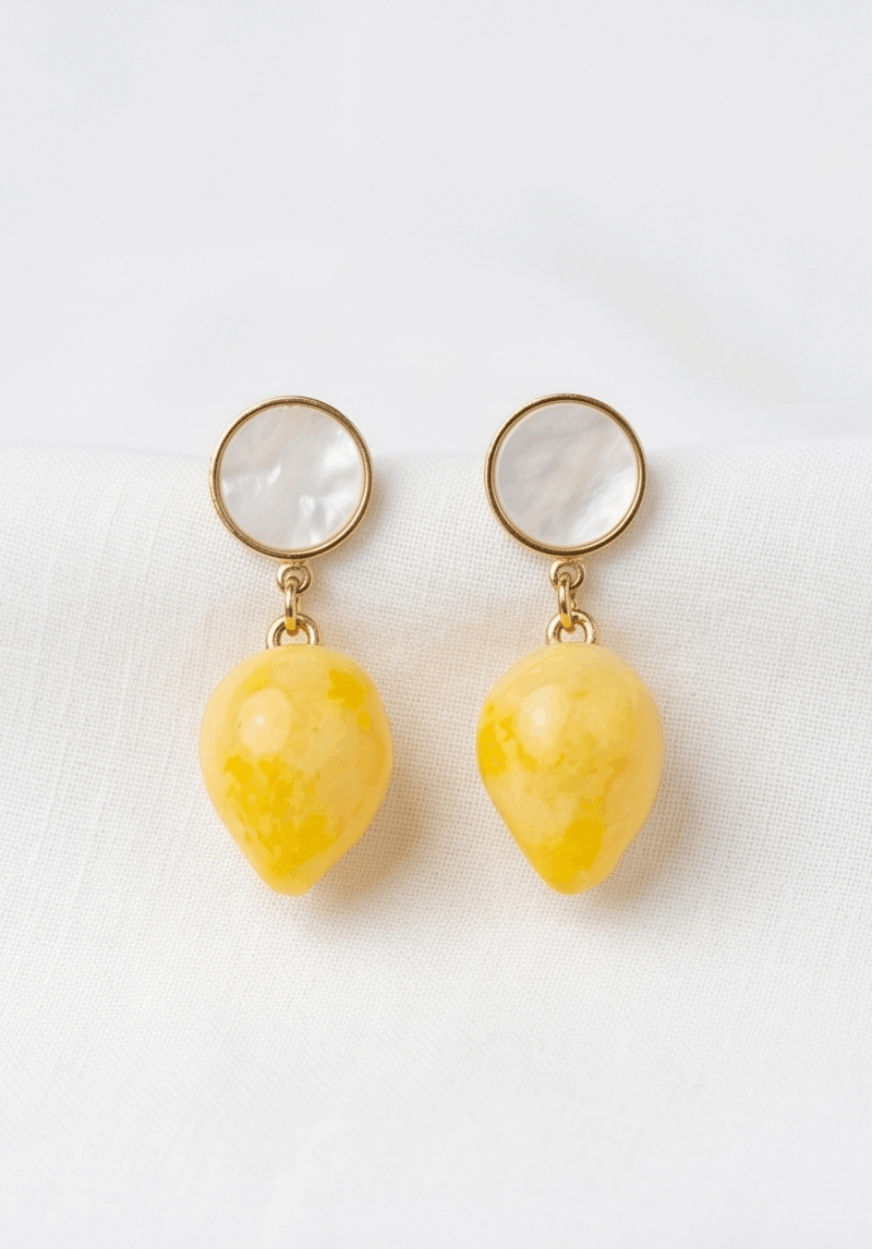 Χειροποίητα κρεμαστά σκουλαρίκια "Lemon Sorbet" σε κίτρινο χρώμα από υγρό γυαλί και χρυσό ατσάλι. Υποαλλεργικά, ανάλαφρα και μοναδικά από τη Vasiliki Mihali Jewelry.