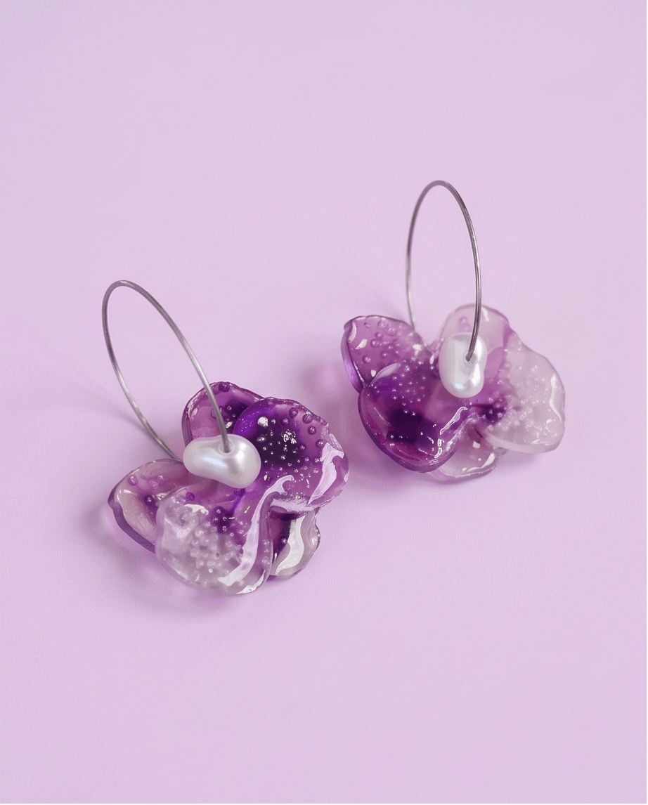 Χειροποίητα Σκουλαρίκια "Purple Bloom" από Υγρό Γυαλί με Πέρλα & Ατσάλινους Κρίκους - Vasiliki Mihali Jewelry