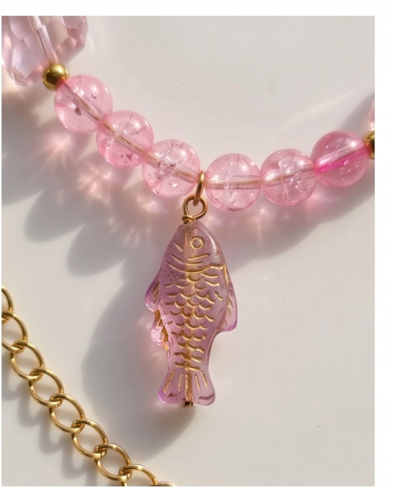 Χειροποίητο Statement Κολιέ "Pink Fishes" με Γυάλινες Χάντρες και Χρυσές Λεπτομέρειες - vasiliki Mihali jewelry - Image 2