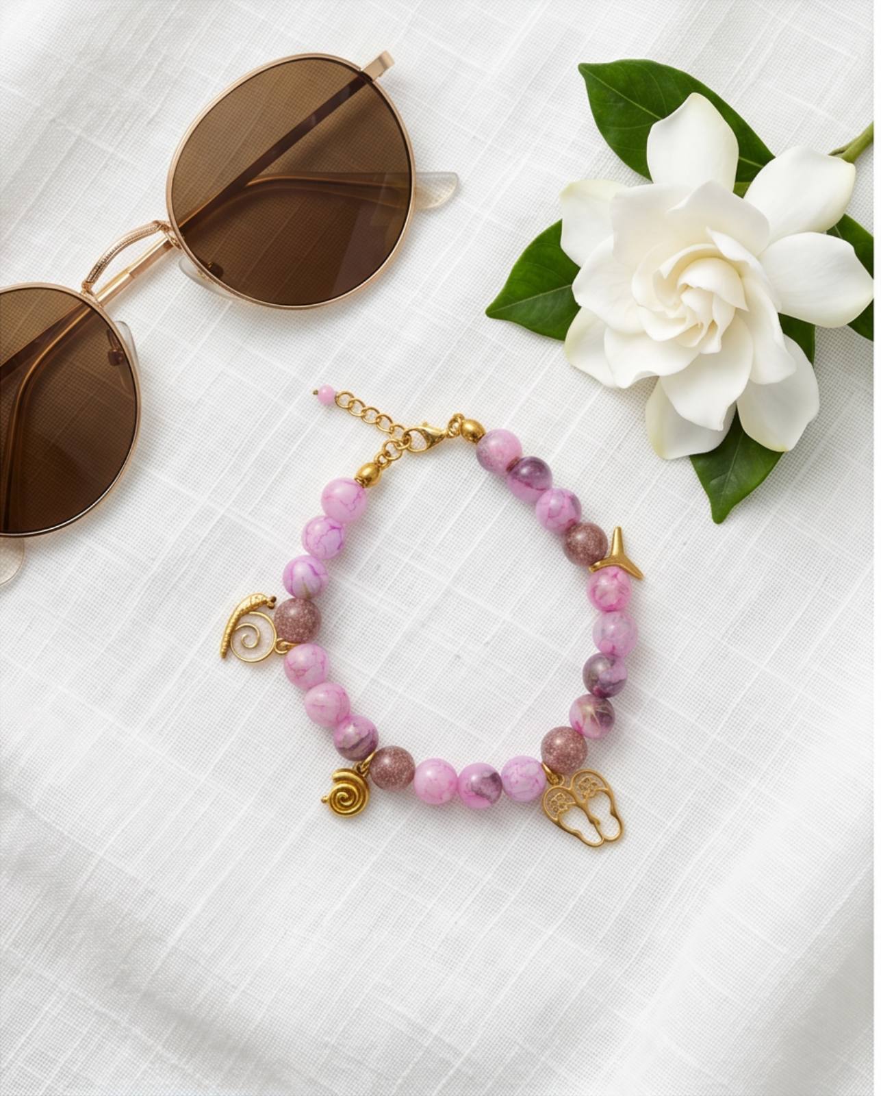 Χειροποίητο Καλοκαιρινό Βραχιόλι "Summer Charms" με Γυάλινες Χάντρες και Χρυσά Μοτίβα - vasiliki Mihali jewelry - Image 2