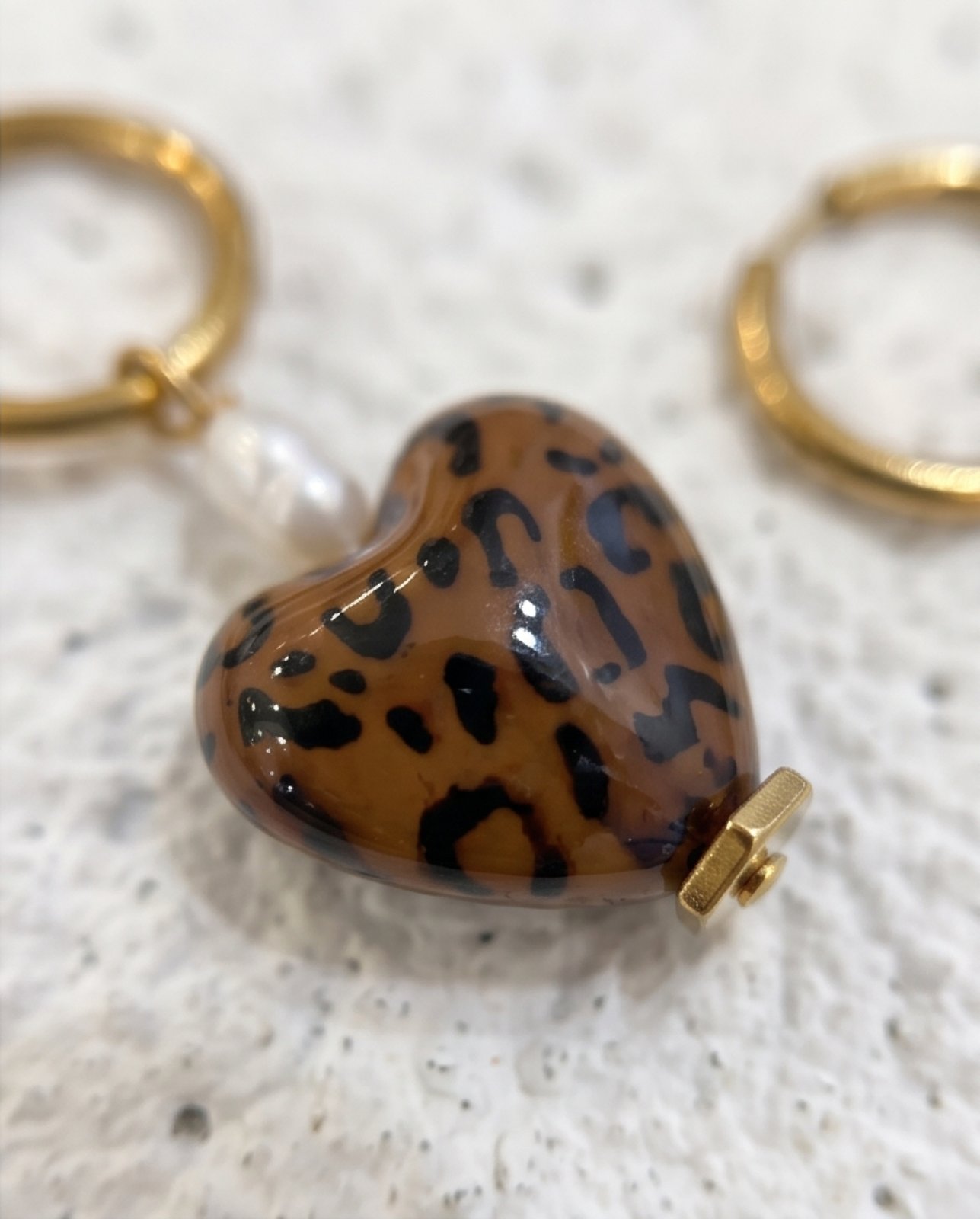 Χειροποίητα Σκουλαρίκια "Leopard Heart & Pearl Drops" από Επιχρυσωμένο Ατσάλι, Ακρυλικές Καρδιές και Μαργαριτάρια - vasiliki Mihali jewelry - Image 4
