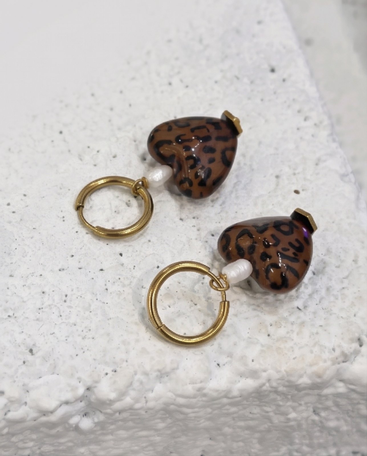 Χειροποίητα Σκουλαρίκια "Leopard Heart & Pearl Drops" από Επιχρυσωμένο Ατσάλι, Ακρυλικές Καρδιές και Μαργαριτάρια - vasiliki Mihali jewelry - Image 3