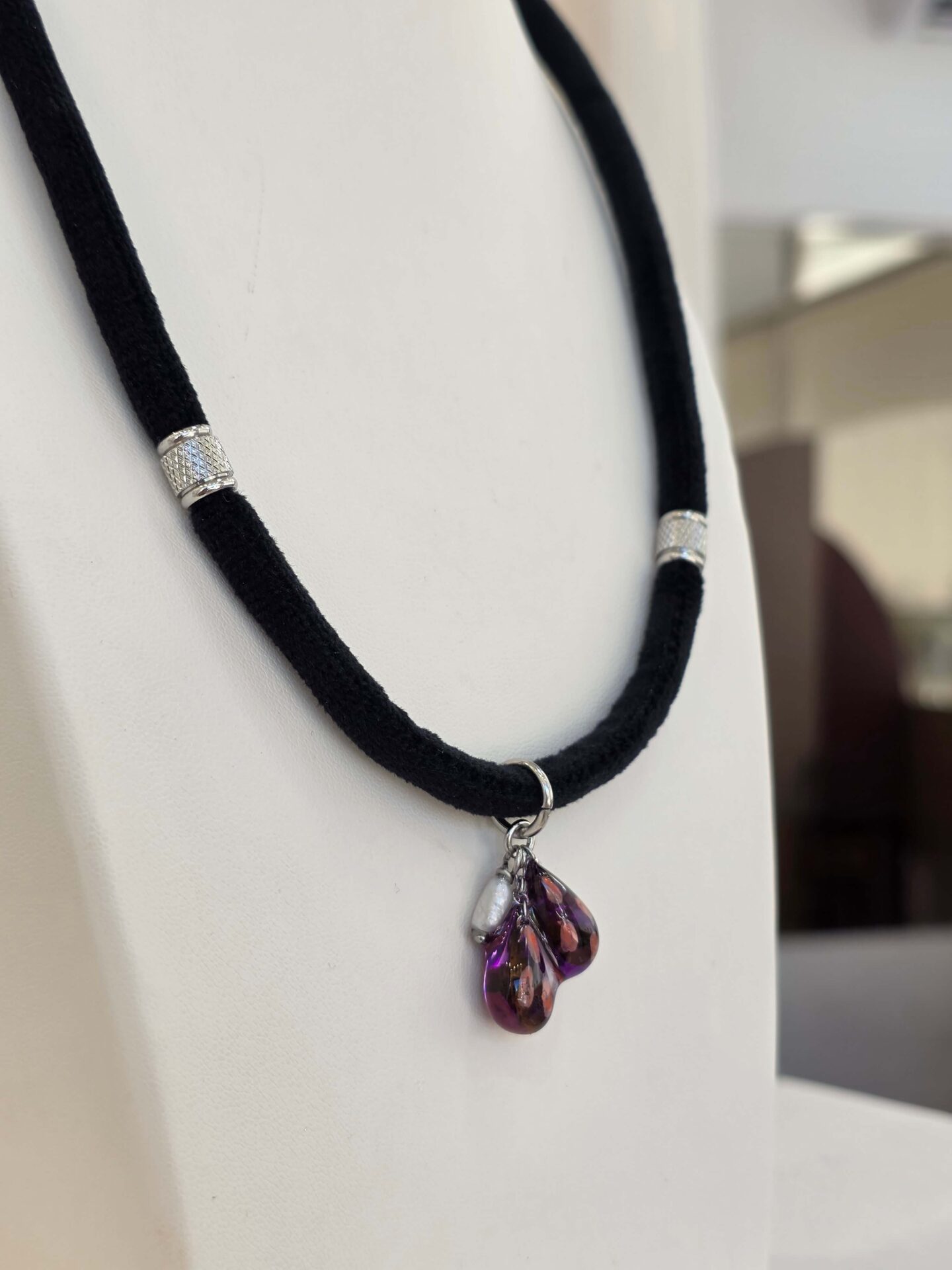 Χειροποίητο Choker "Velvet Plum Heart" από Βελούδινο Κορδόνι, Υγρό Γυαλί και Ανοξείδωτο Ατσάλι - vasiliki Mihali jewelry - Image 4